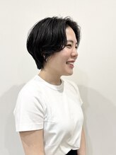 ピース(PEACE) 黒髪ショートボブ　上品なセンターパート