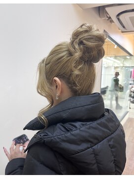 ディア(.eer) ボリューム感のある華やかなシニヨンスタイル(*^^*)