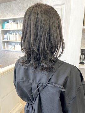 キャアリー(Caary) 福山Caaryミディアムレイヤーカットくびれヘアくすみグレージュ