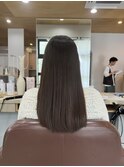 ”柔らかい自然な艶髪ストレートヘア”