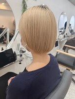 ハイトーン　ショートボブ　ベージュ系カラー　耳掛け
