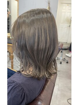 レイリー(LAiLy) ミディアム　透明感　アッシュベージュ