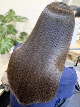 リッカ(Licca)の写真/まっすぐすぎない自然で柔らかい質感の縮毛矯正◎髪の傷みを最小限に抑えて、思わず触れたくなるツヤ髪に。