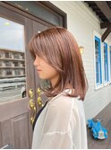 透明感ベージュの艶ミディ