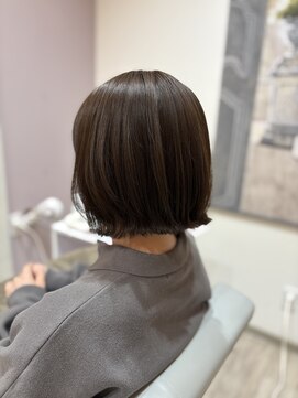 アッシュベージュ×パツっとくびれボブ