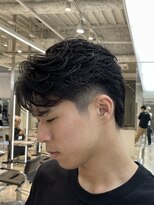 フィフスパーク(fifth PARK)&nbsp;渋谷フェザーパーマfifthセンターパートメンズパーマ毛流れ色気