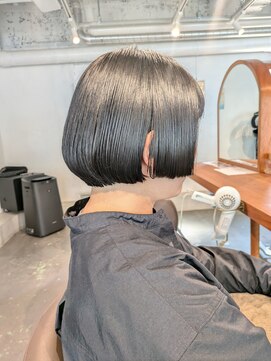 トナリ(tonari) ラインのあるシンプルなボブ