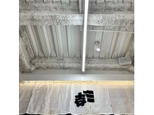 吉の雰囲気（ビル最上階とゆうのもあり窓も大きく開放感もあります。江戸文字）