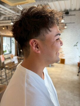 スペックホルダー(Spec Holder) 刈り上げセンターパートニュアンススパイラルショート