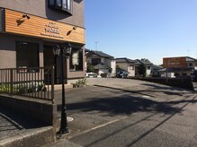 ヘアーサロンヨシダ(hair salon yoshida)の雰囲気（写真左の柵～右の看板まで4台駐車場あり♪＜理容室＞）