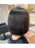 切りっぱなし前下がりボブ