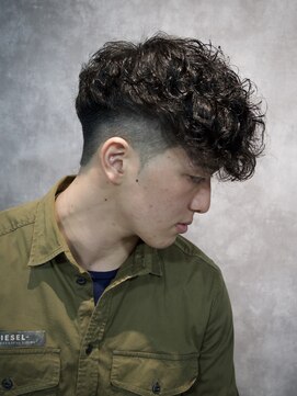 スウェルホワイト(SWELL WHITE) スペインカール　前下がり　外国人風　フェード福岡メンズパーマ