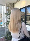 小顔ハイトーンプラチナベージュカラーロングストレート