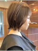 大人ショートボブレイヤー切りっぱなし前髪なし前下がりイルミナ
