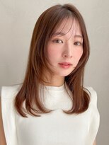 大人可愛いワイドバングホワイトブロンド前髪くせ毛風カール