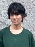 13992黒髪アッシュブラックフェザーショート波打ちパーマ