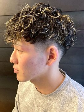 ディスイズバーバーフォース(THIS IS BARBER 4th) ブリーチ ハイライト スパイラルパーマ ツーブロック 20代