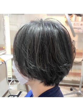 ティアラ 桜木町(TIARA) 白髪ぼかしハイライト　ショートボブ