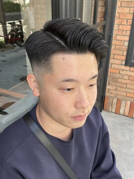 フォーコーナーズ(Four Corners) スキンフェード／サイドパート／七三分け／ハードパート