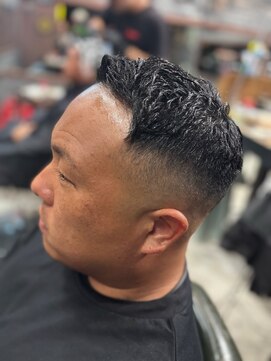 フォーコーナーズカットショップスリーセント 栄(FourCornersCutShop 3/cent) フェードショート