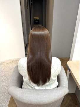 上質なツヤをまとう、大人の美髪矯正！