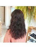 ロングヘアの無造作ウェーブパーマ