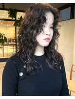 ハル(HAL)&nbsp;セミロング　ウルフウェイビーパーマ