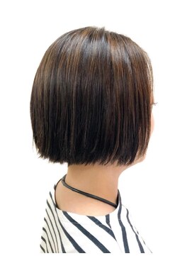 黄ぐまくん美容室 ショートボブ メッシュ