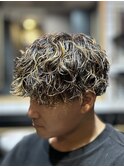 スパイラルパーマ　メッシュ　フェード　ブリーチ　メンズ