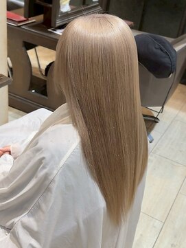 ライン(LYNE) 透明感/ケアブリーチ/ホワイトベージュ/ロング