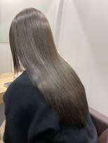 カミエ(kamie)&nbsp;ツヤツヤなロングヘア×グレージュで大人っぽく
