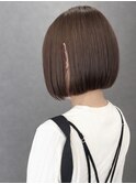シャープに魅せる、艶感ストレートボブ