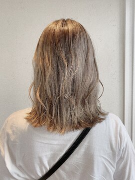 ヘアデザイン トリップ(HAIR DESIGN TRIP) グレージュ。