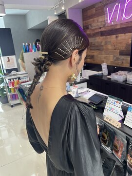 バイブス バイ ケンジ(vibes by KENJE) ヘアアレンジ タイトヘアアレンジ