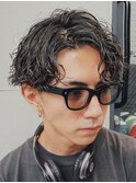 S字のカールが人気のセンターパート×波巻きスパイラルパーマ