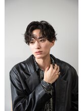 抜け感のあるパーマスタイルシャドウパーマ×センターパート