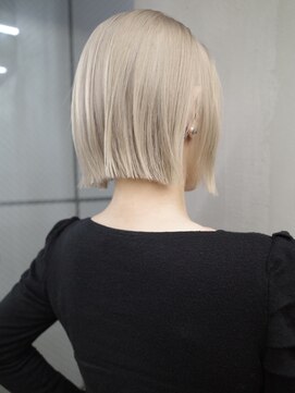 ギークス(GEEKS) 【GEEKS渋谷】ホワイトブリーチ/冬カラー/20代30代/ミニマルボブ