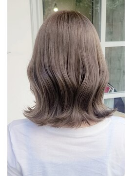 透明感グレージュ外ハネボブ