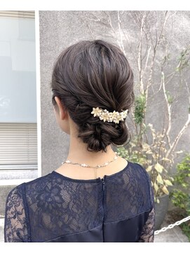 マノハル(MANOHARU) おとなかわいいお呼ばれアレンジヘア　タイト目シニヨンスタイル