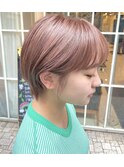 ショートヘア　ピンクベージュ　ハイトーン