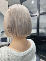ハイトーンホワイティーベージュ　ぱつっとボブ