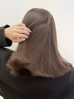 くすみベージュとぱつっとカットで上品な後ろ姿に