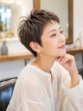 バグズ(Baguz) 大人美人ひし形ハンサムショート小顔レイヤースタイル