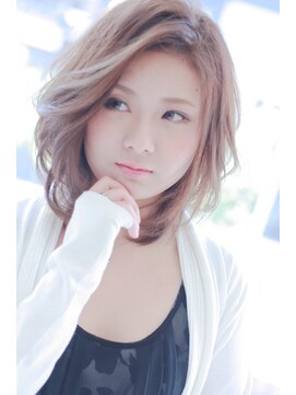 ミュゼドゥラペ(Musee de Lapaix) かき分けバング ひし形フォルム 耳かけボブ