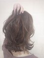 イーチ ディー ヘアーアンドトータルビューティー(each dee hair&total beauty)&nbsp;ミディアムスタイル。ゆるい動きでダークトーンでも軽く見えます