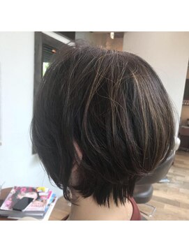 アオトソラ 女性らしい丸みのショートヘア