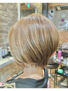 クロワ(croix) イルミナカラー×前下がりショートボブ×カーキグレージュ