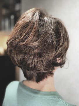 アルム(arum) 「ふんわり立体感ショート × 大人の柔らかさ」　/白髪ぼかし