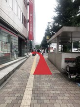 ウエンディーズ・ファーストキッチン右方向にまっすぐ行きますと、三菱東京UFJ銀行が見えて参ります。