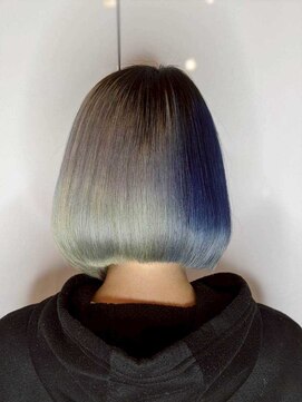 ジュリアンマーラ(Julien Mara) 個性派/デザインカラー/グラデーションボブ/切りっぱなし/ブルー